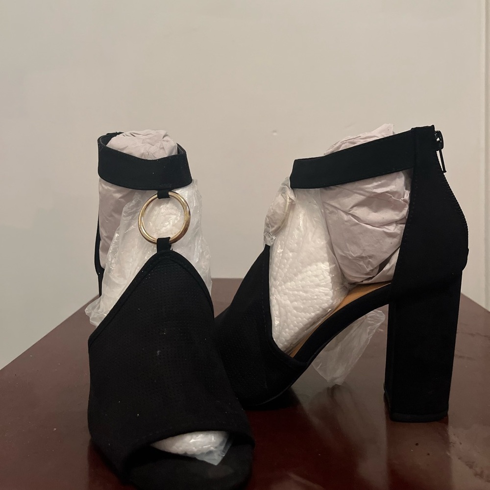 Gold ring black heel